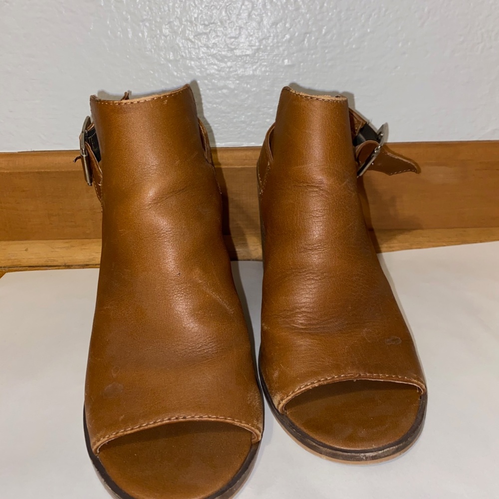 STEVE MADDEN tan high heels